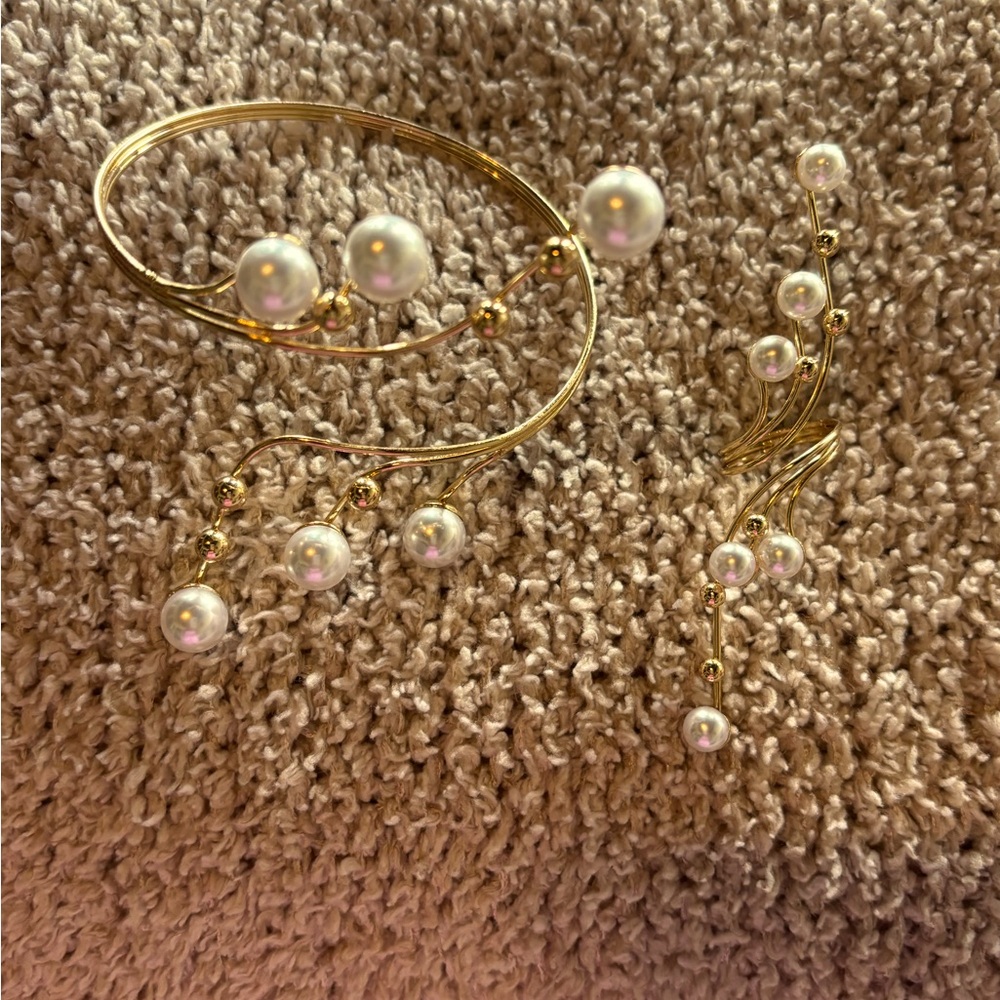 Elegant Gold and Pearl Jewelry Set